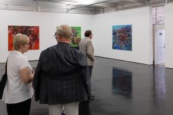 Vernissage Künstlerin Andrea Simon Thema Spuren Kunsthalle Frankfurt Juli 2024 Kunstgalerie mit Besuchern, die moderne Gemälde betrachten