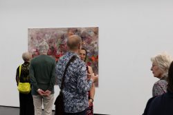 Vernissage Künstlerin Andrea Simon Thema Spuren Kunsthalle Frankfurt Juli 2024 Gruppe von Menschen betrachtet abstraktes Gemälde in einer Galerie