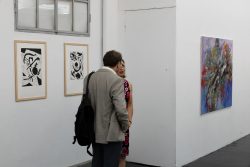 Vernissage Künstlerin Andrea Simon Thema Spuren Kunsthalle Frankfurt Juli 2024 Menschen in einer Kunstgalerie betrachten abstrakte Gemälde an der Wand