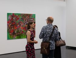 Vernissage Künstlerin Andrea Simon Thema Spuren Kunsthalle Frankfurt Juli 2024 Besucher betrachten abstrakte Kunst in einer Galerie