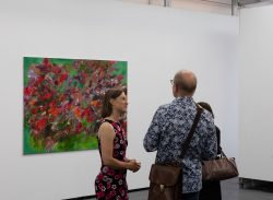 Vernissage Künstlerin Andrea Simon Thema Spuren Kunsthalle Frankfurt Juli 2024 Galeriebesucher betrachten abstraktes Gemälde mit Blumenmotiv