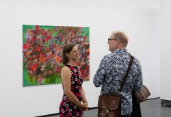 Vernissage Künstlerin Andrea Simon Thema Spuren Kunsthalle Frankfurt Juli 2024 Zwei Personen betrachten abstrakte Kunst in einer Galerie