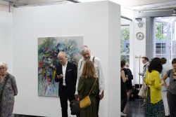 Vernissage Künstlerin Andrea Simon Thema Spuren Kunsthalle Frankfurt Juli 2024 Menschen sprechen in einer modernen Kunstgalerie mit Gemälde