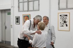 Vernissage Künstlerin Andrea Simon Thema Spuren Kunsthalle Frankfurt Juli 2024 Zwei Männer und eine Frau in einer Kunstgalerie unterhalten sich