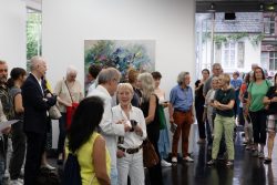 Vernissage Künstlerin Andrea Simon Thema Spuren Kunsthalle Frankfurt Juli 2024 Menschen beim Kunstgalerie-Event mit Gemälde im Hintergrund