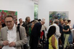 Vernissage Künstlerin Andrea Simon Thema Spuren Kunsthalle Frankfurt Juli 2024 Menschen auf Kunstausstellung betrachten Bilder in einer Galerie