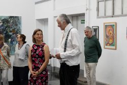 Vernissage Künstlerin Andrea Simon Thema Spuren Kunsthalle Frankfurt Juli 2024 Menschen in einer Kunstgalerie bei einer Ausstellung mit Gemälden