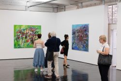 Vernissage Künstlerin Andrea Simon Thema Spuren Kunsthalle Frankfurt Juli 2024 Menschen betrachten abstrakte Gemälde in einer modernen Kunstgalerie