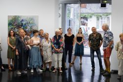 Vernissage Künstlerin Andrea Simon Thema Spuren Kunsthalle Frankfurt Juli 2024 Menschen bei einer Kunstgalerie-Eröffnung in urbaner Umgebung