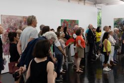 Vernissage Künstlerin Andrea Simon Thema Spuren Kunsthalle Frankfurt Juli 2024 Besucher einer Ausstellung in einer Galerie betrachten Kunstwerke