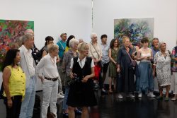 Vernissage Künstlerin Andrea Simon Thema Spuren Kunsthalle Frankfurt Juli 2024 Personengruppe besucht eine Kunstausstellung mit bunten Gemälden