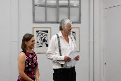 Vernissage Künstlerin Andrea Simon Thema Spuren Kunsthalle Frankfurt Juli 2024 Zwei Personen bei einer Kunstgalerie-Eröffnung mit Gemälden im Hintergrund