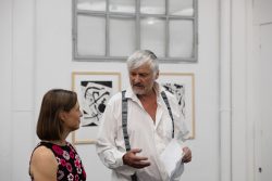 Vernissage Künstlerin Andrea Simon Thema Spuren Kunsthalle Frankfurt Juli 2024 Zwei Personen diskutieren vor abstrakten Kunstwerken in einer Galerie