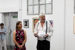 Vernissage Künstlerin Andrea Simon Thema Spuren Kunsthalle Frankfurt Juli 2024 Mann hält Rede in Kunstgalerie vor Zuhörer mit ausgestellten Kunstwerken