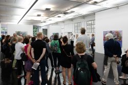 Vernissage Künstlerin Andrea Simon Thema Spuren Kunsthalle Frankfurt Juli 2024 Besucher bei einer Kunstausstellung in einer modernen Galerie