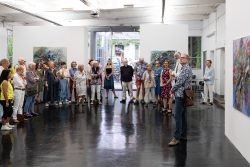 Vernissage Künstlerin Andrea Simon Thema Spuren Kunsthalle Frankfurt Juli 2024 Kunstgalerieausstellung mit Menschen, die moderne Gemälde betrachten