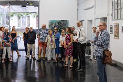 Vernissage Künstlerin Andrea Simon Thema Spuren Kunsthalle Frankfurt Juli 2024 Kunstgalerie mit Menschen bei einer Ausstellungseröffnung