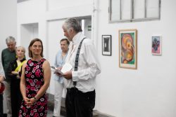 Vernissage Künstlerin Andrea Simon Thema Spuren Kunsthalle Frankfurt Juli 2024 Kunstgalerie-Eröffnung mit Redner und Gästen vor Gemälden