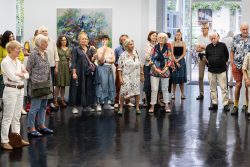 Vernissage Künstlerin Andrea Simon Thema Spuren Kunsthalle Frankfurt Juli 2024 Gruppe von Menschen bei einer Kunstausstellung in einer Galerie