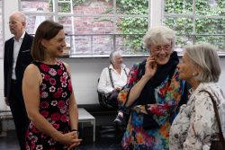 Vernissage Künstlerin Andrea Simon Thema Spuren Kunsthalle Frankfurt Juli 2024 Gruppe älterer Menschen in lebhafter Unterhaltung in einem Kunstgalerie-Setting