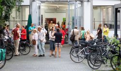 Vernissage Künstlerin Andrea Simon Thema Spuren Kunsthalle Frankfurt Juli 2024 Besucher auf einer Kunstausstellung im Freien mit Fahrrädern im Vordergrund