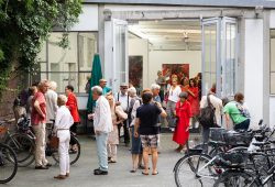 Vernissage Künstlerin Andrea Simon Thema Spuren Kunsthalle Frankfurt Juli 2024 Kunstgalerie mit Besuchern bei einer Ausstellungseröffnung