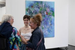 Vernissage Künstlerin Andrea Simon Thema Spuren Kunsthalle Frankfurt Juli 2024 Drei Frauen sprechen vor einem abstrakten Gemälde in einer Kunstgalerie