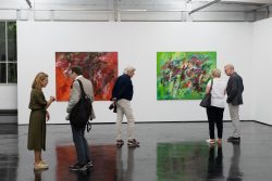 Vernissage Künstlerin Andrea Simon Thema Spuren Kunsthalle Frankfurt Juli 2024 Besucher in Galerie betrachten abstrakte Gemälde an weißen Wänden