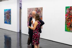 Vernissage Künstlerin Andrea Simon Thema Spuren Kunsthalle Frankfurt Juli 2024 Mann und Frau diskutieren Kunst in einer Galerie