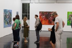 Vernissage Künstlerin Andrea Simon Thema Spuren Kunsthalle Frankfurt Juli 2024 Besucher betrachten abstrakte Gemälde in moderner Kunstgalerie