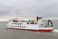 Insel Wangerooge Landschaftsfotografie Mai 2020 Weiß-rotes Schiff auf grauer Nordsee mit bewölktem Himmel