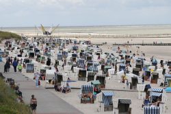 Insel Wangerooge Landschaftsfotografie Mai 2020 Strand mit Strandkörben und Spaziergängern an der Nordsee