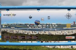 Insel Wangerooge Landschaftsfotografie Mai 2020 Strandkarte mit vielen Schildern und Kompass in Norddeutschland