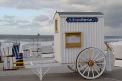 Insel Wangerooge Landschaftsfotografie Mai 2020 Strandservicewagen bei bewölktem Himmel am Strand