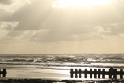 Insel Wangerooge Landschaftsfotografie Mai 2020 Sonniger Strand bei Sonnenuntergang mit Wellen und Wolken