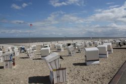 Insel Wangerooge Landschaftsfotografie Mai 2020 Strandkörbe an einem sonnigen Strand an der Nordsee