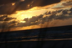 Insel Wangerooge Landschaftsfotografie Mai 2020 Dramatischer Sonnenuntergang über einem welligen Meer mit Wolken