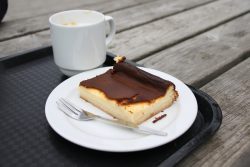 Insel Wangerooge Landschaftsfotografie Mai 2020 Käsekuchen mit dunkler Kruste und Kaffeetasse auf Holztisch