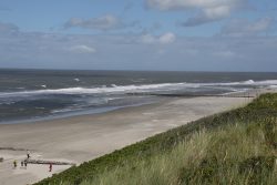 Insel Wangerooge Landschaftsfotografie Mai 2020 Sandstrand mit Dünen und Nordsee bei Sonne und Wolken