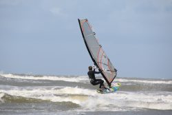 Insel Wangerooge Landschaftsfotografie Mai 2020 Surfer beim Windsurfen auf rauer See mit grauem Himmel