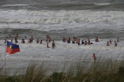 Insel Wangerooge Landschaftsfotografie Mai 2020 Menschenmengen baden im stürmischen Nordseewasser bei starkem Wellengang
