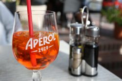 Insel Wangerooge Landschaftsfotografie Mai 2020 Aperol Spritz im Glas auf einem Tisch mit Gewürzspendern