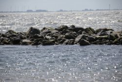 Insel Wangerooge Landschaftsfotografie Mai 2020 Steinstrand am Meer mit rauem Wasser