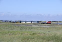Insel Wangerooge Landschaftsfotografie Mai 2020 Regionalzug fährt durch malerische Küstenlandschaft bei Sonnenschein