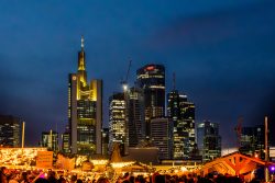 Weihnachtliches Frankfurt Dezember 2024 Weihnachtsmarkt und beleuchtete Skyline von Frankfurt am Main bei Nacht