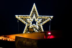Weihnachtliches Frankfurt Dezember 2024 Leuchtender Weihnachtsstern auf Glühweinstand am Abend