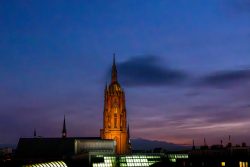 Weihnachtliches Frankfurt Dezember 2024 Frankfurter Dom bei Sonnenuntergang mit beleuchtetem Himmel