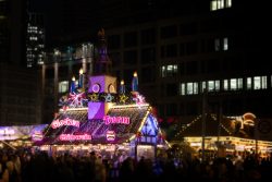 Weihnachtliches Frankfurt Dezember 2024 Weihnachtsmarkt bei Nacht mit festlichen Lichtern und einem Glockenturm