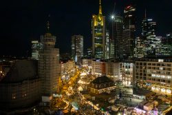 Weihnachtliches Frankfurt Dezember 2024 Frankfurter Skyline bei Nacht mit Weihnachtsmarkt und leuchtenden Wolkenkratzern