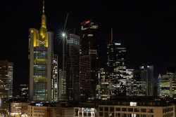 Weihnachtliches Frankfurt Dezember 2024 Frankfurter Skyline bei Nacht, beleuchtete Wolkenkratzer